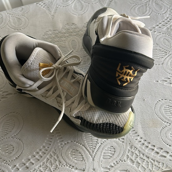 Issue #2 Adidas Sneakers. - Picture 7 of 9